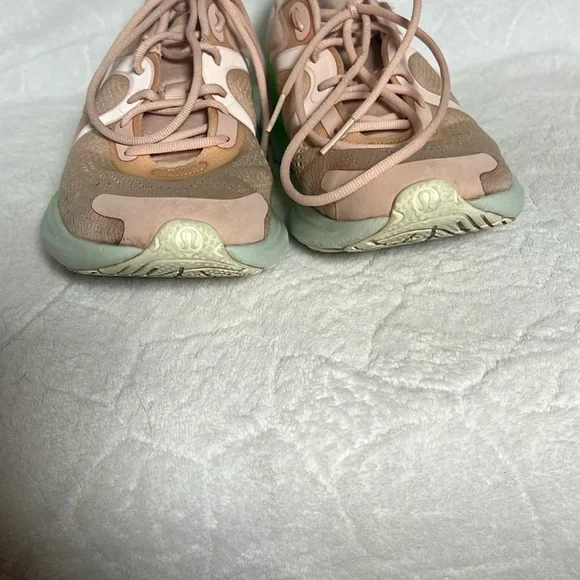 LULULEMON BLISSFEEL WOMEN'S RUNNING SHOE--BUTTER PINK/SCREAM GREEN SZ 9.5 - Picture 4 of 10